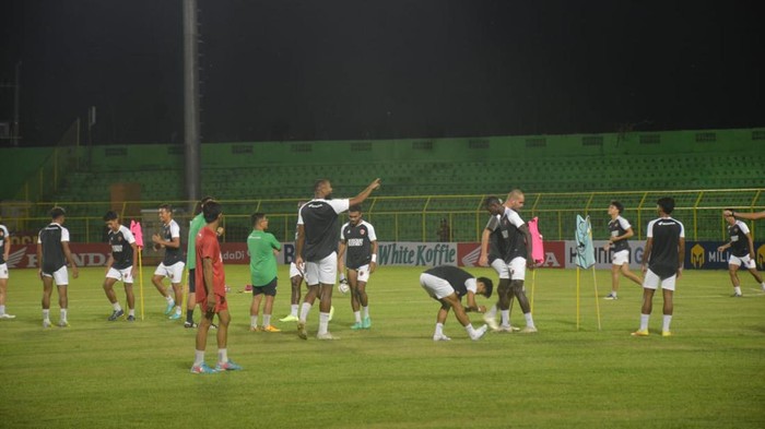 PSM Makassar menggelar latihan di Stadion Gelora BJ Habibie jelang melawan Persib Bandung pada pekan keempat Liga 1 2023/2024.