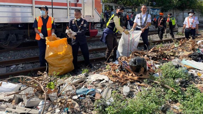 PT KAI Daop 1 tertibkan bangunan liar di kawasan Senen, Jakpus