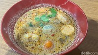 Rian banyak bercerita soal menu yang disajikan di Rak Thai. Hidangan tom yum menjadi salah satu yang menggunakan resep keluarga turun temurun. Foto: detikcom
