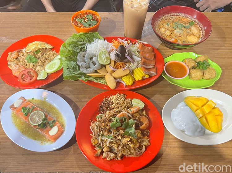 Aroy! Cicip Masakan Thailand Otentik di Warung Tenda yang Viral