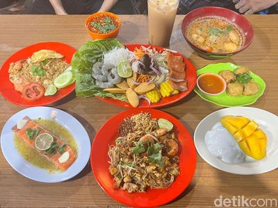 Aroy! Cicip Masakan Thailand Otentik di Warung Tenda yang Viral