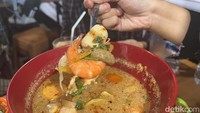  Isian dari tom yum begitu melimpah. Ada tofu, udang, cumi, chikuwa, hingga rempah-rempah yang sengaja tak disisihkan. Foto: detikcom