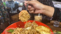 Di sini juga ada menu nasi goreng tom yum yang tak kalah enak. Dimasak dengan api besar dan wok pan, hasilnya ada aroma smokey yang memancing nafsu makan. Foto: detikcom