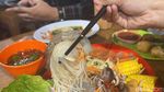 Aroy! Cicip Masakan Thailand Otentik di Warung Tenda yang Viral