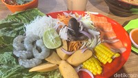 Menu viral yang paling banyak dipesan di sini yaitu salad khas Thailand yang banyak menggunakan seafood mentah. Foto: detikcom