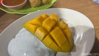 Oh ya, tak boleh lupa untuk memesan mango sticky rice. Tekstur beras ketan yang legit disiram dengan santan creamy dan potongan mangga yang manis jadi sempurna! Foto: detikcom