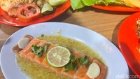 Tak hanya Jepang, Thailand juga memiliki sashimi yang disajikan di Rak Thai. Potongan salmon yang tebal dilengkapi dengan sambal berwarna hijau yang asam pedas membuat mata melek. Foto: detikcom