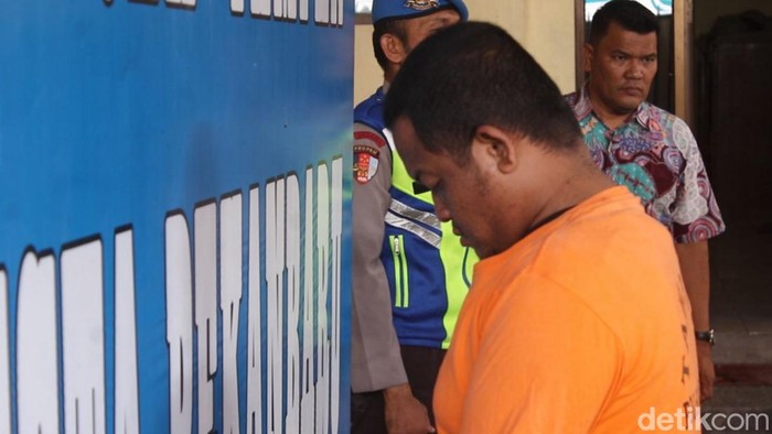 Randi Yosa (28) ditangkap polisi karena memukuli dan mengancam karyawan toko di Pekanbaru