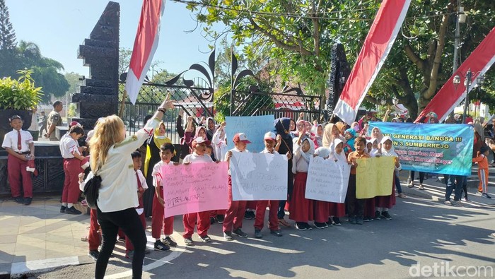 Ratusan siswa dan orang tuanya demo tolak merger SD Negeri di Kantor Bupati Bojonegoro.