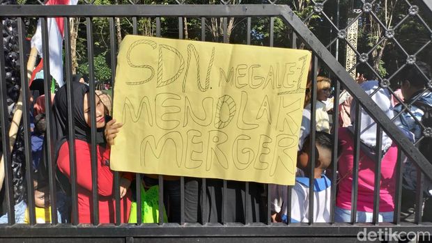 Ratusan siswa dan orang tuanya demo tolak merger SD Negeri di Kantor Bupati Bojonegoro.