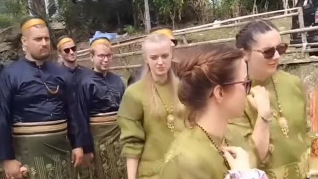 Resepsi pernikahan bule Polandia, Weronika dengan pemuda asal Sinjai, Randi.