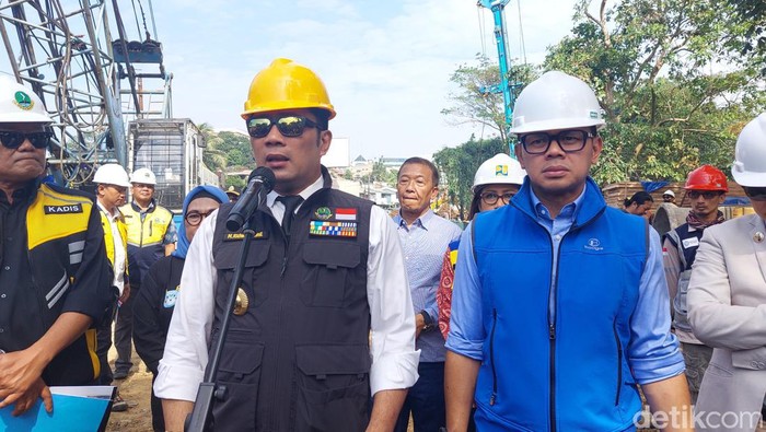 Ridwan Kamil dan Bima Arya meninjau proyek Jembatan Otista Bogor
