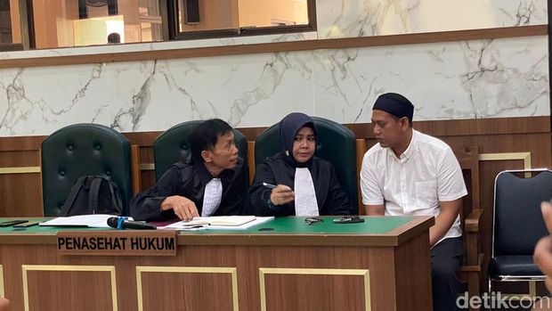 Rizky Noviyandi Achmad menyatakan banding atas pidana mati di kasus pembunuhan anak dan penganiayaan istri di Depok. Sidang digelar di PN Depok, Kamis (20/7/2023).