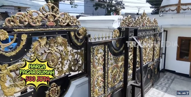 Tak tanggung-tanggung biaya renovasinya tiga kali lipat dari harga beli rumah. Betapa tidak, pembuatan pagar saja memakan biaya hingga Rp 500 juta. (Foto: YouTube/Trans7 Official)
