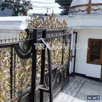 Tak tanggung-tanggung biaya renovasinya tiga kali lipat dari harga beli rumah. Betapa tidak, pembuatan pagar saja memakan biaya hingga Rp 500 juta. (Foto: YouTube/Trans7 Official)