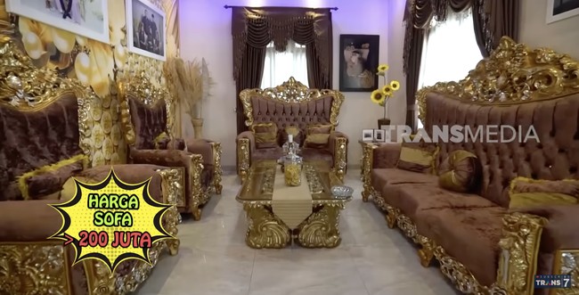 Untuk urusan sofa saja, Deden tak setengah-setengah. Harganya mencapai Rp 200 juta. (Foto: YouTube/Trans7 Official)