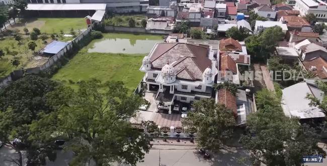 Tak tanggung-tanggung, luas tanahnya mencapai 1.200 meter persegi. Dedi membeli tanah dengan bangunan yang sudah ada, kemudian direnovasi. (Foto: YouTube/Trans7 Official)