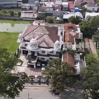 Tak tanggung-tanggung, luas tanahnya mencapai 1.200 meter persegi. Dedi membeli tanah dengan bangunan yang sudah ada, kemudian direnovasi. (Foto: YouTube/Trans7 Official)