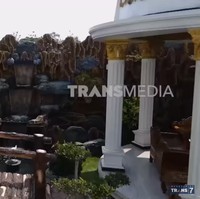 Halaman rumah juga dimanfaatkan sebagai taman lengkap dengan kolam dan gazebo. (Foto: YouTube/Trans7 Official)