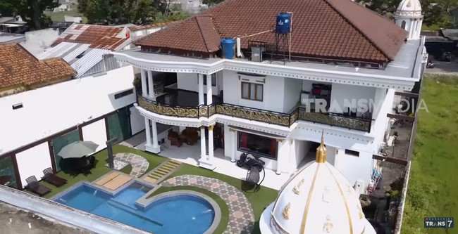 Tentunya terdapat kolam renang dengan bentuk yang bervariasi. (Foto: YouTube/Trans7 Official)