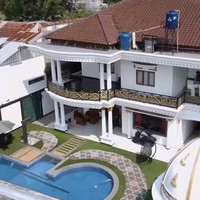 Tentunya terdapat kolam renang dengan bentuk yang bervariasi. (Foto: YouTube/Trans7 Official)