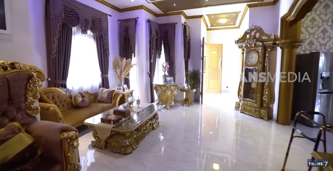 Rumah Deden bak istana berkat interior dan eksteriornya yang bergaya klasik dengan warna emas yang mendominasi. (Foto: YouTube/Trans7 Official)
