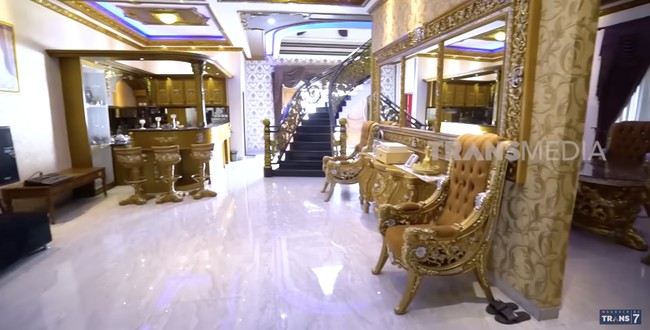 Terdapat bar mini yang juga hadir dalam nuansa emas. (Foto: YouTube/Trans7 Official)