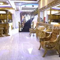 Terdapat bar mini yang juga hadir dalam nuansa emas. (Foto: YouTube/Trans7 Official)