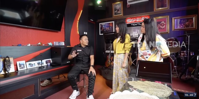 Hobi main musik, Dedi mendedikasikan sebuah ruangan untuk studio musik kecil-kecilan dan tempat karaoke. Biaya pembuatannya mencapai Rp 1 miliar! (Foto: YouTube/Trans7 Official)