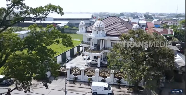 Inilah penampakan rumah Dedi Sahara. Siapa yang menyangka bila rumah mewah ini dimiliki oleh seorang mantan asisten rumah tangga (ART). (Foto: YouTube/Trans7 Official)