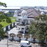 Inilah penampakan rumah Dedi Sahara. Siapa yang menyangka bila rumah mewah ini dimiliki oleh seorang mantan asisten rumah tangga (ART). (Foto: YouTube/Trans7 Official)