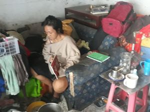 Begini Cara Mantan Model Dewasa Bertahan Hidup di Rumah Reyot Tanpa Listrik