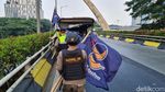 Satpol PP Tertibkan Bendera Parpol di Flyover Pancoran