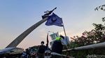 Satpol PP Tertibkan Bendera Parpol di Flyover Pancoran