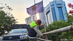 Satpol PP Tertibkan Bendera Parpol di Flyover Pancoran