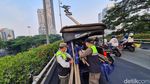 Satpol PP Tertibkan Bendera Parpol di Flyover Pancoran
