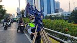 Satpol PP Tertibkan Bendera Parpol di Flyover Pancoran