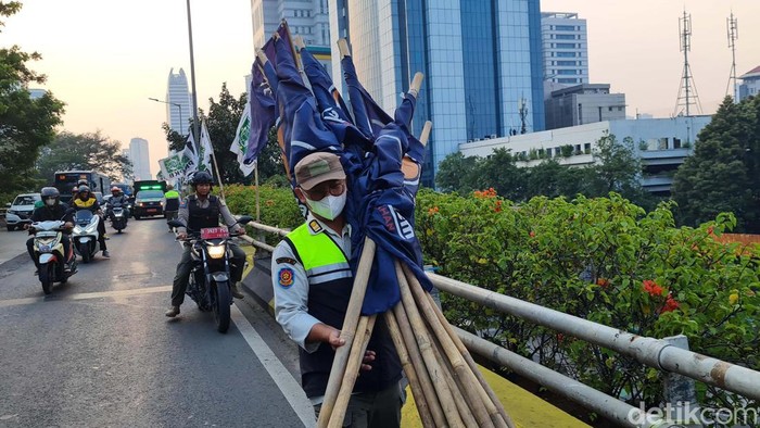 Satpol PP Tertibkan Bendera Partai NasDem di Flyover Pancoran Satpol PP menertibkan bendara Partai NasDem yang dipasang di Flyover Pancoran, Jakarta. Penertiban ini dilakukan karena izin pemasangan bendara telah berakhir.