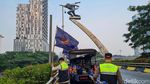 Satpol PP Tertibkan Bendera Parpol di Flyover Pancoran