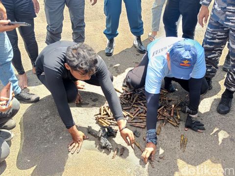 Sekitar 200-an amunisi ditemukan tim Kopaska di dasar Perairan Cilacap, Jawa Tengah, Jumat (21/7/2023).