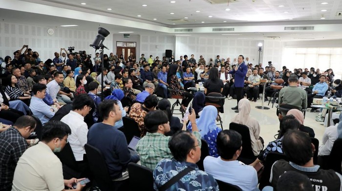 Semringah AHY jadi Pembicara di UGM Ketua Umum Partai Demokrat Agus Harimurti Yudhoyono (AHY) berkesempatan menjadi pembicara di UGM.