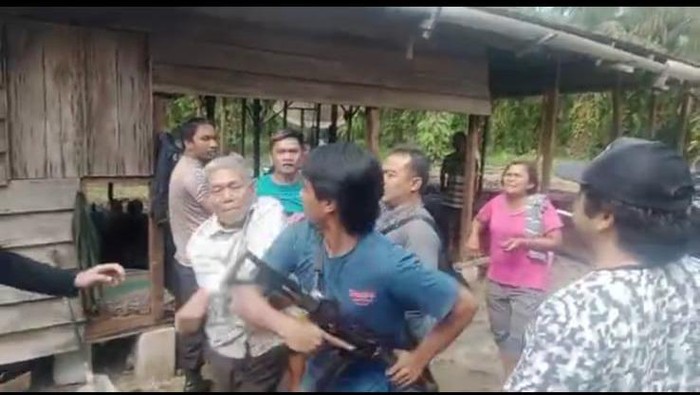 Senjata api milik polisi saat akan dirampas. (Dok. Polres Labuhanbatu)