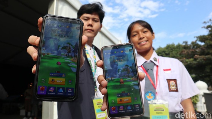Siswa sekolah saat menunjukkan aplikasi HealthHeroes Nutrihunt, pemindai kandungan nutrisi pada makanan.