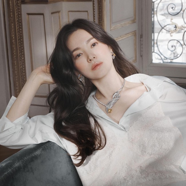 Artis Korea yang tidak operasi plastik salah satunya adalah Song Hye Kyo. Dia adalah artis yang dikenal dengan kecantikannya yang klasik. Dia juga pernah membantah melakukan operasi plastik. Foto: Instagram @kyo1122
