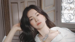 Song Hye Kyo dibayar USD 163 ribu atau sekitar Rp 2,6 miliar setiap episodenya yang bikin emosi penonton naik-turun. Foto: Instagram @kyo1122