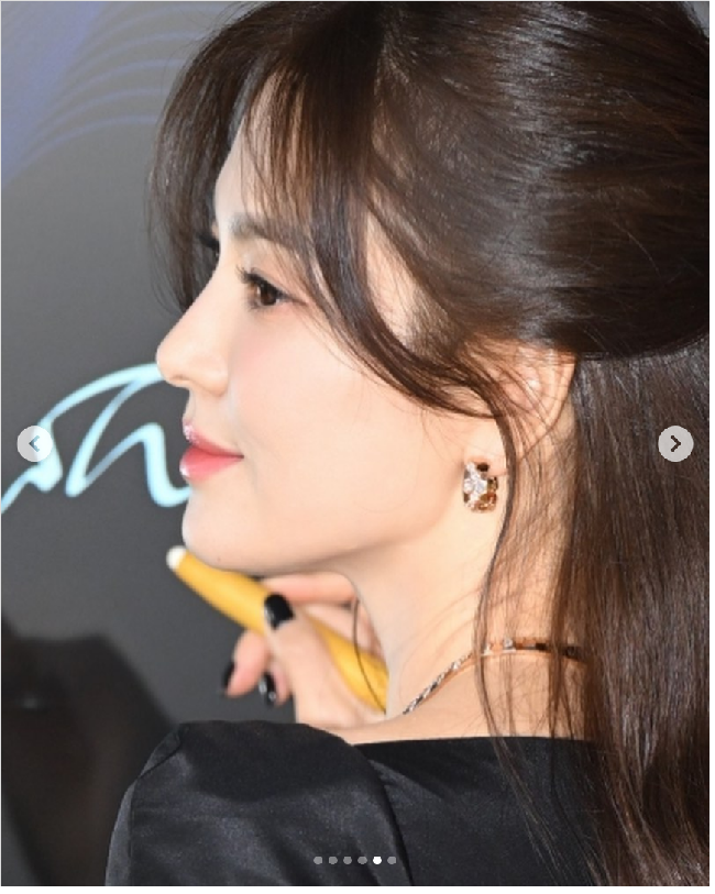 Song Hye Kyo menambahkan aksesori super mewah pada penampilannya di Blue Dragon Series Awards 2923. Pemain drama Korea The Glory itu memakai sederet perhiasan bertabur berlian mulai dari anting, cincin dan kalung dari Chaumet, brand perhiasan high end di mana Song Hye Kyo menjadi brand ambassadornya. Foto: Dok. imbc, sportschosun, Instagram Song Hye Kyo