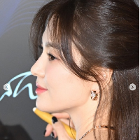 Song Hye Kyo menambahkan aksesori super mewah pada penampilannya di Blue Dragon Series Awards 2923. Pemain drama Korea The Glory itu memakai sederet perhiasan bertabur berlian mulai dari anting, cincin dan kalung dari Chaumet, brand perhiasan high end di mana Song Hye Kyo menjadi brand ambassadornya. Foto: Dok. imbc, sportschosun, Instagram Song Hye Kyo