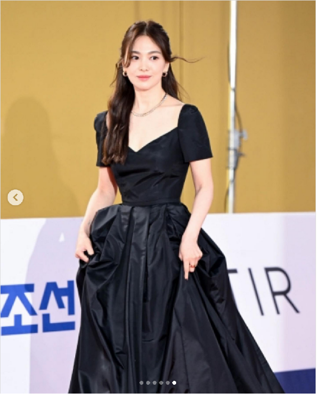 Song Hye Kyo melenggang di karpet merah Blue Dragon Series Awards 2023 yang digelar di Hotel Incheon Paradise City, Rabu (19/7/2023) malam memakai gaun hitam yang simple dari brand lokal Korea Selatan, AvouAvou. Foto: Dok. imbc, sportschosun, Instagram Song Hye Kyo