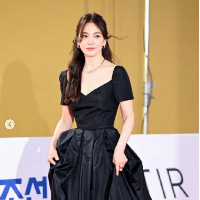 Song Hye Kyo melenggang di karpet merah Blue Dragon Series Awards 2023 yang digelar di Hotel Incheon Paradise City, Rabu (19/7/2023) malam memakai gaun hitam yang simple dari brand lokal Korea Selatan, AvouAvou. Foto: Dok. imbc, sportschosun, Instagram Song Hye Kyo