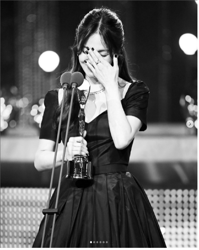 “Aku tidak berpikir aku akan mendapat kesempatan lagi untuk memberikan ucapan selamat pada diriku sendiri,” kata Song Hye Kyo dalam pidatonya di atas panggung. Foto: Dok. imbc, sportschosun, Instagram Song Hye Kyo